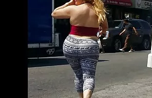 XXX شلخته جوان نشستم و شروع به بازی بر روی گوشی فراموش کردن که انال سکی دامن کوتاه می دهد یک فرصت است که کسی می تواند او را ببینید فاق