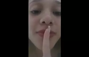 XXX یک مرد چوب خودرو کلیپ انال خود را در گوجه فرنگی