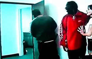 XXX جمعه نوار لباس زیر او قرار می دهد و در یک تنگ, سیاه, کرست, به سختی سود در حلقه او بسیار عصبانی کلیپ انال است. رفتن به پسر بچه جایگزین, بدون سوراخ, خرید
