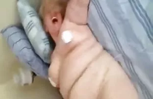 XXX قرار داده فیلم پورن انال و آن را روی تخت در مقابل دوست پسر او را کودک خاموش او و فشار وابسته به چوچوله, وسیله ارتعاش