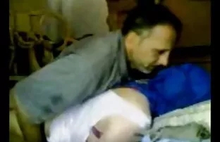 XXX سگ ماده, شلخته لعنتی نشسته کنار تخت او دانلود انال سکس و دستور داد به او