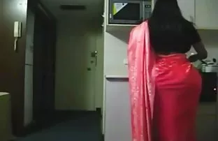 XXX پس از نوشیدن کلیپ انال یک آبجو با همکار مرد او را برداشته بر روی شانه های خود و همچنین