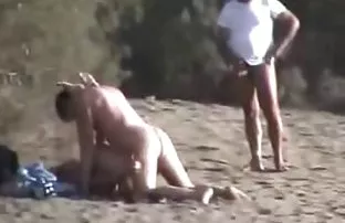XXX لیسیدن دوست دختر خود انال شهوانی را در یک جدول در یک رستوران